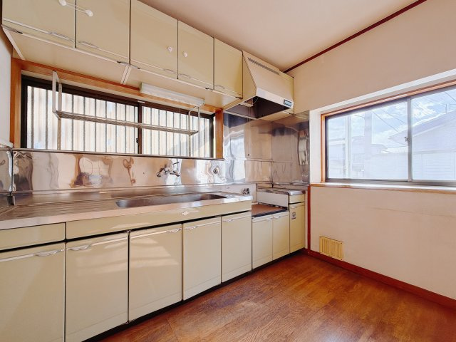 【中古戸建】前橋市前箱田町のキッチン|■キッチン｜ワークトップ下には、圧力鍋やパスタ鍋などのかさばる調理器具もラクラク収納可能なスライド収納！ものが溢れがちなキッチン回りもスッキリきれいに管理ができます♪