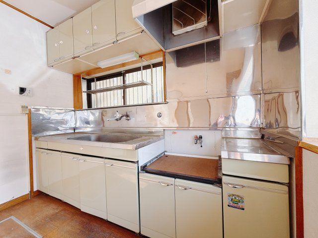 【中古戸建】前橋市前箱田町のキッチン|■キッチン｜大きなお鍋や調理用具のも出し入れラクラクな収納がたっぷり！毎日使う場所だからこそ、無理のない姿勢で作業できるのは嬉しいポイントですね(*＾＾*)♪