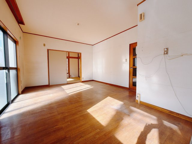 【中古戸建】前橋市前箱田町の居間・リビング|■リビング｜家族でゆったりくつろげる、居心地の良いリビング♪賃貸と違って、テレビや音楽の音を気にしなくて良いことが嬉しいですね(*＾＾*)