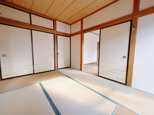 【中古戸建】前橋市前箱田町の和室|■1階和室｜リビングと繋がっている和室は、お子様の様子を見守りながらお洗濯物を畳んだり、家事の合間のちょっとした休憩やのんびりお昼寝にも♪セカンドリビングとしてもお使いいただけます。