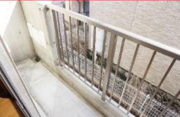 稲城市百村の賃貸マンションのバルコニー