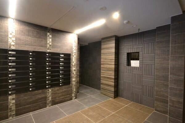 豊島区池袋本町１丁目の賃貸マンションのエントランス