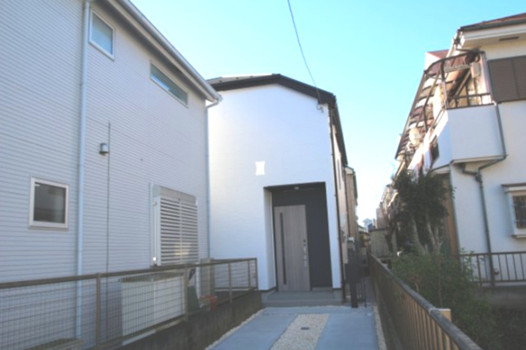 【GRAFARE　ZEH水準仕様】 東大和市仲原２期の外観|ZEH水準♪太陽光発電などの再生可能エネルギー設備を搭載していないものの、高い断熱性能と省エネ設備の導入によって、ゼロエネルギーハウス（ZEH）と同等の省エネ性能を実現した住宅です♪