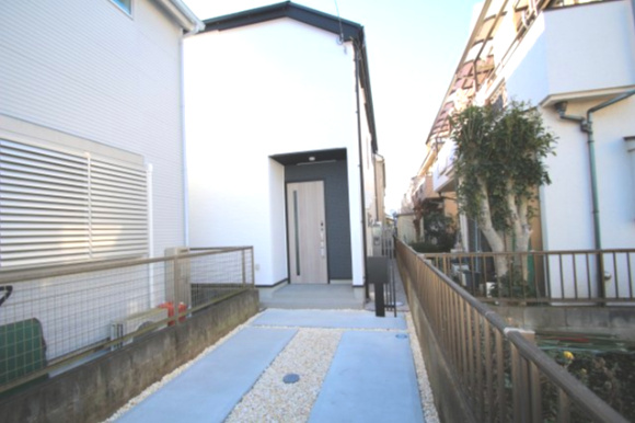 【GRAFARE　ZEH水準仕様】 東大和市仲原２期の外観|仲原緑地まで徒歩１分♪テニスコートのある上仲原公園まで徒歩４分♪約徒歩７分圏内に緑地や公園が６ヵ所点在する緑豊かな住環境♪
