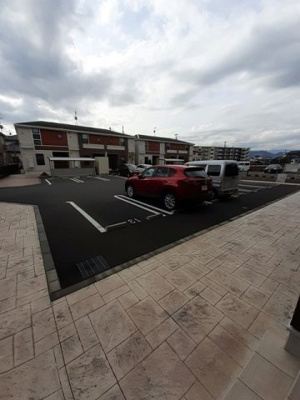 【駐車場】 | コートヤードⅣ | 車をお持ちの方に嬉しい駐車場付きの物件です