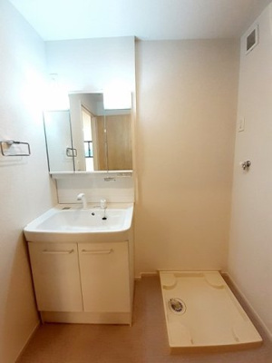【洗面所】 | ルミエールⅤ | 明るい洗面所です