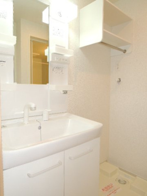【洗面所】 | ミドルＢ | 明るい洗面所です