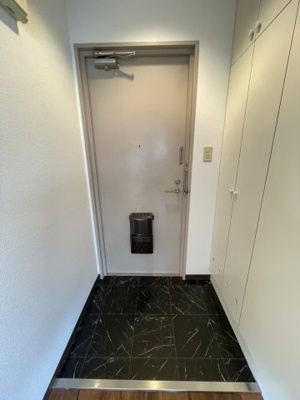 【玄関】 | アーバンハイツ西淡路 | 収納もある玄関です