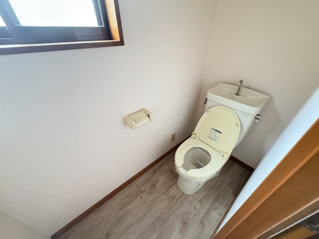 比企郡嵐山町平澤　中古戸建のトイレ|２階トイレ