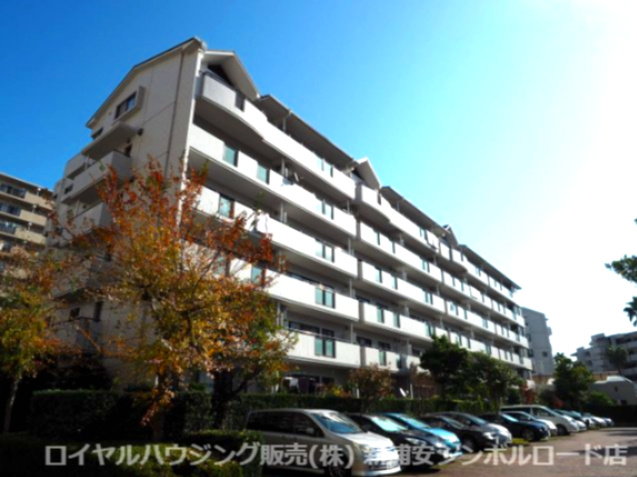 落ち着いた雰囲気のタイル張りの外観。インターロッキングの歩道。南国風の植栽が特徴的な海風の街
