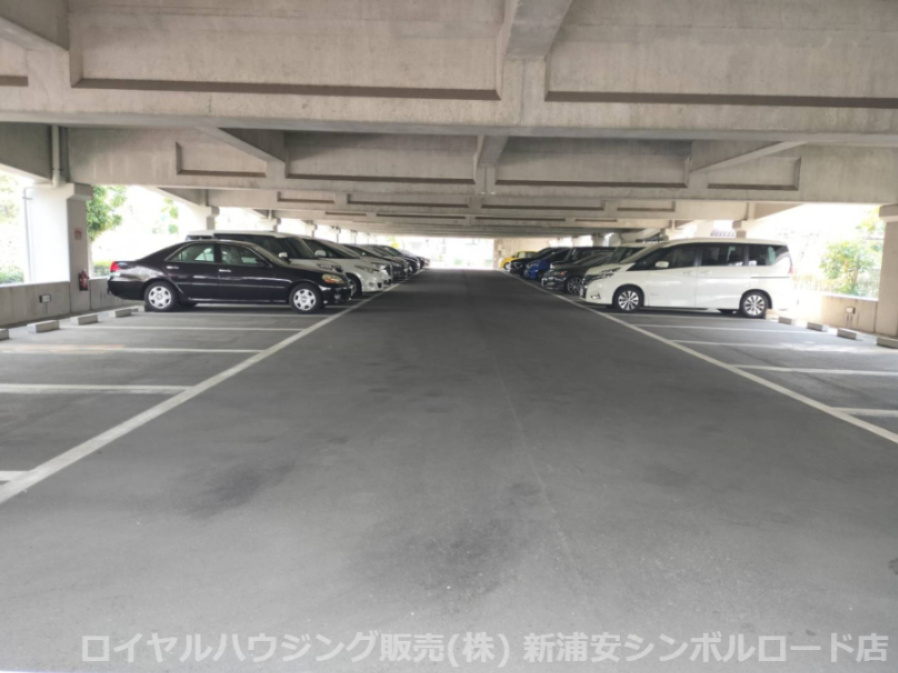 マンション内でも少ない専用使用権の「屋根付き駐車場」1台分無償