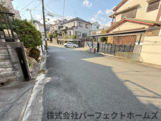 寝屋川市成田南町中古戸建の前面道路含む現地写真