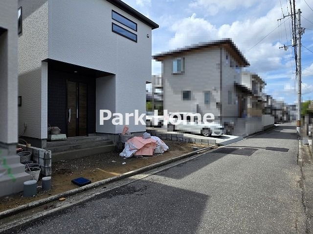 高知市福井東町 -3期2棟1-　新築戸建ての前面道路含む現地写真|1号地　2026.3月：建築中