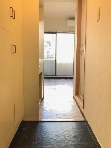 スカイコート新宿の玄関