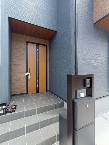三郷市　彦糸1丁目　新築戸建　全6棟の玄関|明るい玄関です