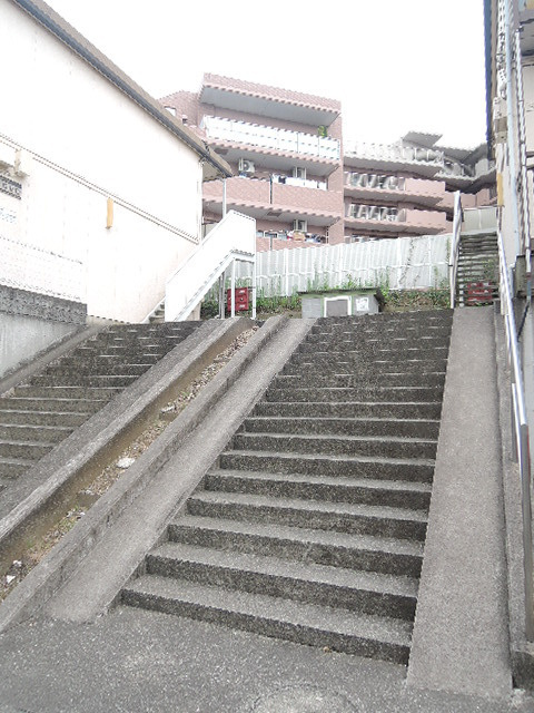 シティハイム　ヒロセＣのエントランス|高台のため１階でも通行人の目線は気になりません