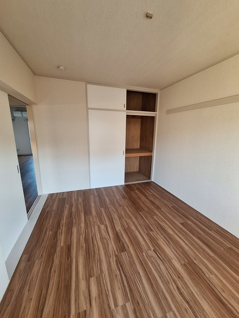 ハビタスミヤタの居間・リビング|バルコニーから室内へ