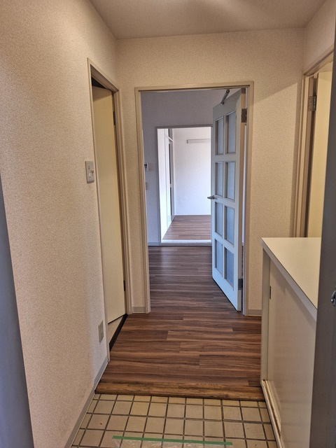 ハビタスミヤタの居間・リビング|玄関から室内へ