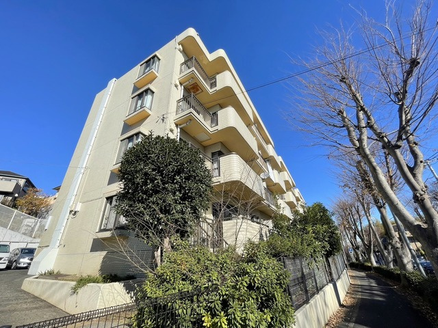 ハビタスミヤタのエントランス|桜並木に佇むRC造マンション