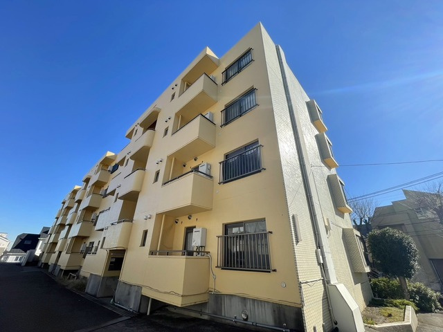 ハビタスミヤタの外観|桜並木に佇むRC造マンション