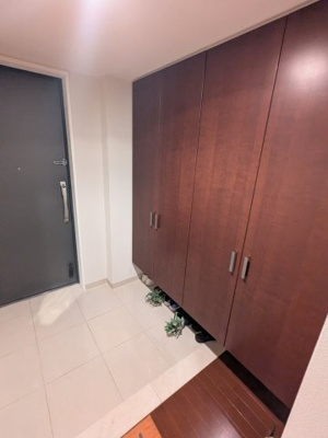 【玄関】 | ジオ彩都のぞみ丘ガーデンコートB棟 | ■玄関には、ゆとりのサイズのシューズボックスがあります。大型なのでかなりの収納力がありますよ。