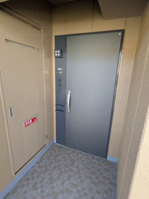 【玄関】 | ジオ彩都のぞみ丘ガーデンコートB棟 | ■玄関には、ゆとりのサイズのシューズボックスがあります。大型なのでかなりの収納力がありますよ。