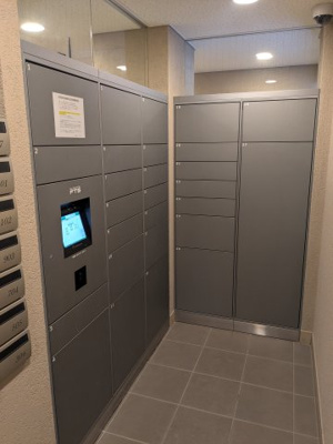 【エントランス】 | ジオ彩都のぞみ丘ガーデンコートB棟 | 宅配ボックスがついています