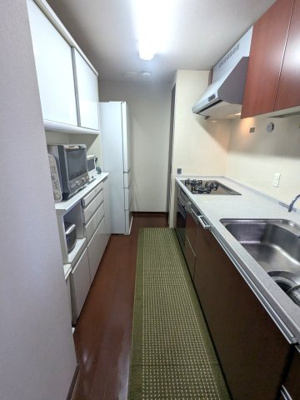 【キッチン】 | ジオ彩都のぞみ丘ガーデンコートB棟 | ■システムキッチン・食器洗い乾燥機付き■ディスポーザー（2023年に交換されています）
■キッチン横にパントリーがあり、食品庫として収納に重宝します。