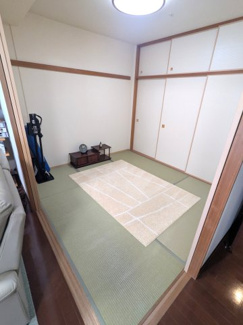 【和室】 | ジオ彩都のぞみ丘ガーデンコートB棟 | ■陽当たり・眺望の良い床暖房付きのLDKに続く和室の押入は一間半・天袋付きで収納力があります。