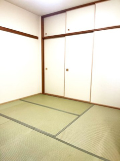 【和室】 | ジオ彩都のぞみ丘ガーデンコートB棟 | ■陽当たり・眺望の良い床暖房付きのLDKに続く和室の押入は一間半・天袋付きで収納力があります。■室内たいへん綺麗にお使いです♪