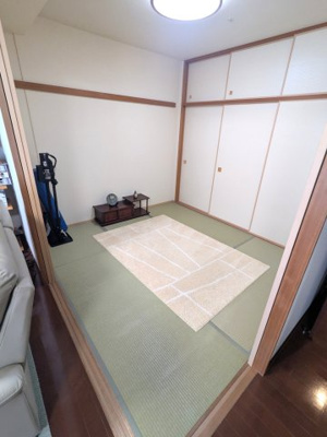 【和室】 | ジオ彩都のぞみ丘ガーデンコートB棟 | ■陽当たり・眺望の良い床暖房付きの約17.2帖のLDKに続く和室の押入は一間半・天袋付きで収納力があります。