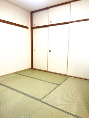【和室】 | ジオ彩都のぞみ丘ガーデンコートB棟 | ■陽当たり・眺望の良い床暖房付きのLDKに続く和室の押入は一間半・天袋付きで収納力があります。■室内たいへん綺麗にお使いです♪