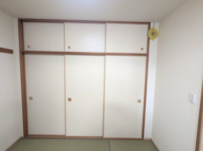 【和室】 | ジオ彩都のぞみ丘ガーデンコートB棟 | ■陽当たり・眺望の良い床暖房付きの約17.2帖のLDKに続く和室の押入は一間半・天袋付きで収納力があります。