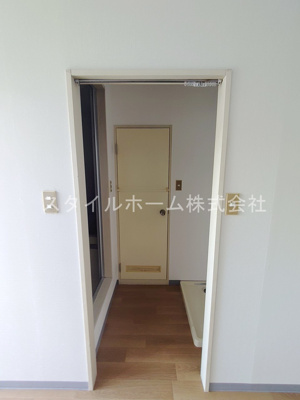 【玄関】 | タウニィ吉川A | イメージ写真です。