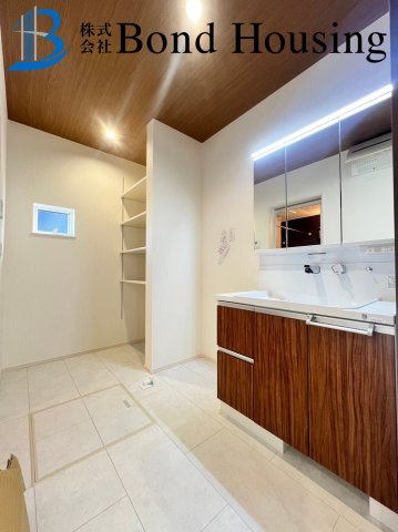 WIC等収納豊富・設備も充実　本多聞　全2棟　2号棟の玄関