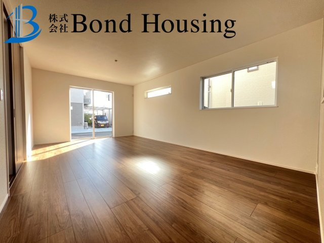 WIC等収納豊富・設備も充実　本多聞　全2棟　2号棟の居間・リビング