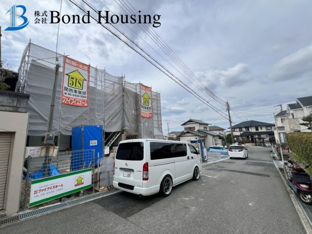 WIC等収納豊富・設備も充実　本多聞　全2棟　2号棟の駐車場