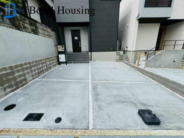 WIC等収納豊富・設備も充実　本多聞　全2棟　2号棟の駐車場