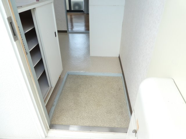 鶴居荘A棟の玄関