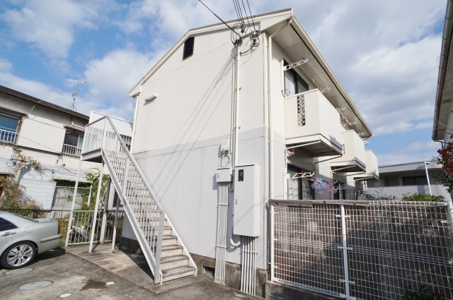 鶴居荘A棟の外観