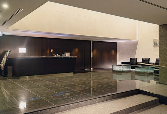 ラグジュアリー感のあるエントランスロビー