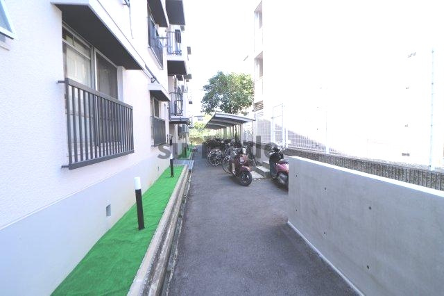 ハコス摂の駐車場