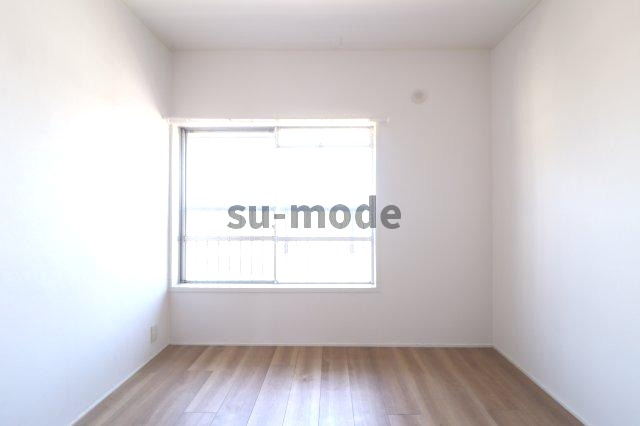 ハコス摂の洋室