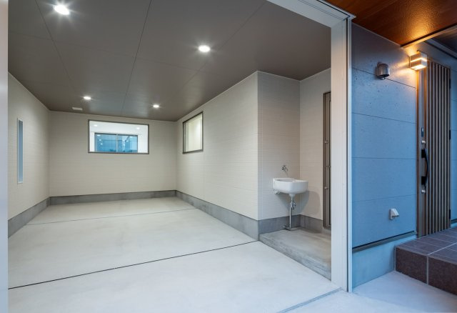 川前町５７３ＫＯＤＡＴＥＸＰＧの駐車場|電動シャッター付きガレージです。
同タイプの別物件の参考写真です。