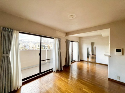 【居間・リビング】 | レックスガーデン堺東 | 【東向き日当り良好】たっぷりの陽光に包まれる明るい住まいに気持ちも明るくなりますね♪