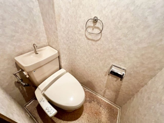 【トイレ】 | レックスガーデン堺東 | 【トイレ】温水洗浄便座ですので、寒い日も温かい便座で安心して使用していただけますよ