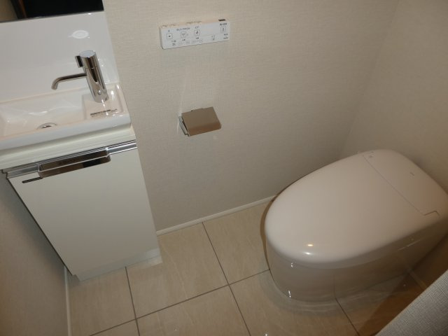 タンクレスで洗面所も付いてます。広めのトイレです。