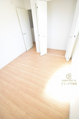 Grace　日立市東大沼町　1期 　限定1棟！の洋室|フローリングなので重い家具も置けます。カーテンと家具を揃えるなどして、お好みのインテリアを楽しむことができます。