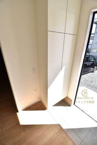 Grace　日立市東大沼町　1期 　限定1棟！の玄関|たっぷり収納できるシューズボックスで玄関もスッキリ！扉の中は可動棚ですので、靴に合わせて高さを自由に変えることができます。