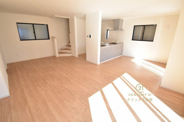 Grace　日立市東大沼町　1期 　限定1棟！の居間・リビング|大きなダイニングセットや背の高い観葉植物を置いてもまだまだ余裕♪家族で集まっても人を招いても、空間にゆとりがあると自然に寛げます。リビング階段は家族が自然と顔を合わせる工夫です。